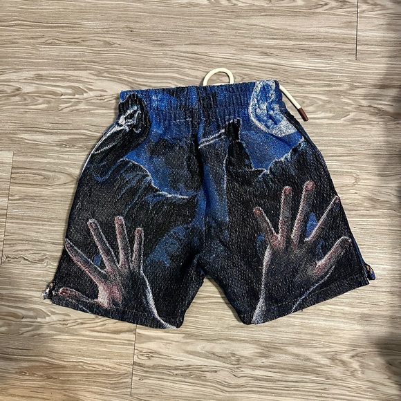 Scream Tapestry Shorts - Picture 2 of 3